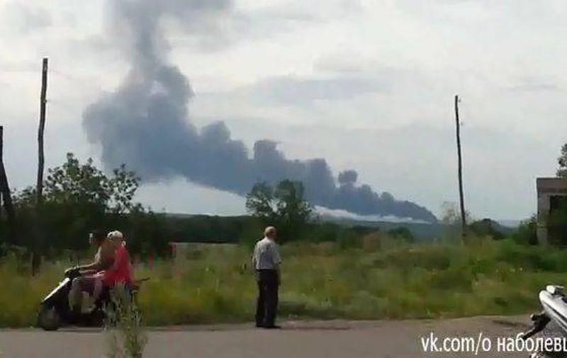HAOS LA LOCUL PRĂBUŞIRII avionului! Rebeli BEŢI caută obiecte de valoare şi trag FOCURI de avertisment
