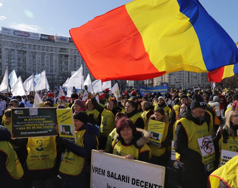 Federaţiile din Educaţie au ieșit în stradă și au protestat în fața Guvernului: „Mereu sacrificați, niciodată respectați. Vrem salarii decente”
