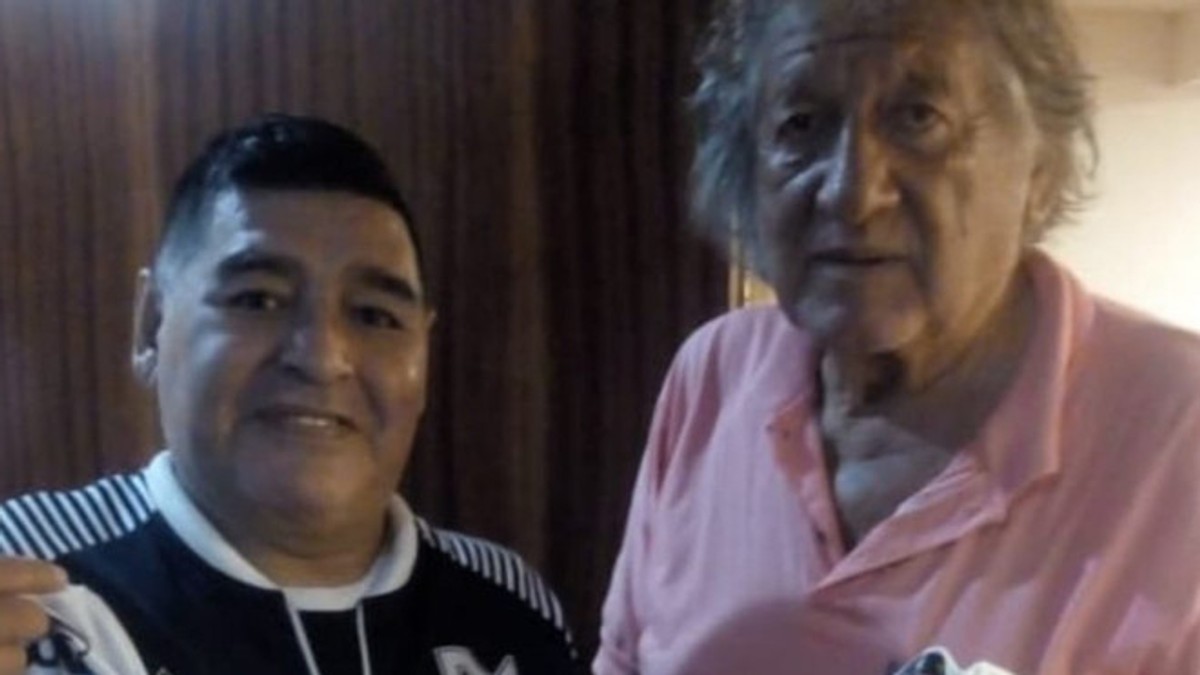 Maradona (stânga) și Tomas Karlovich