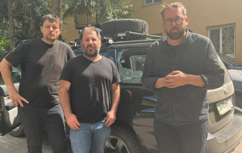 Echipa de reporteri de la ziarul german Bild, atacată pe „Drumul iadului” din Ucraina. „Am fi putut fi morți, dar vom continua să relatăm de aici”