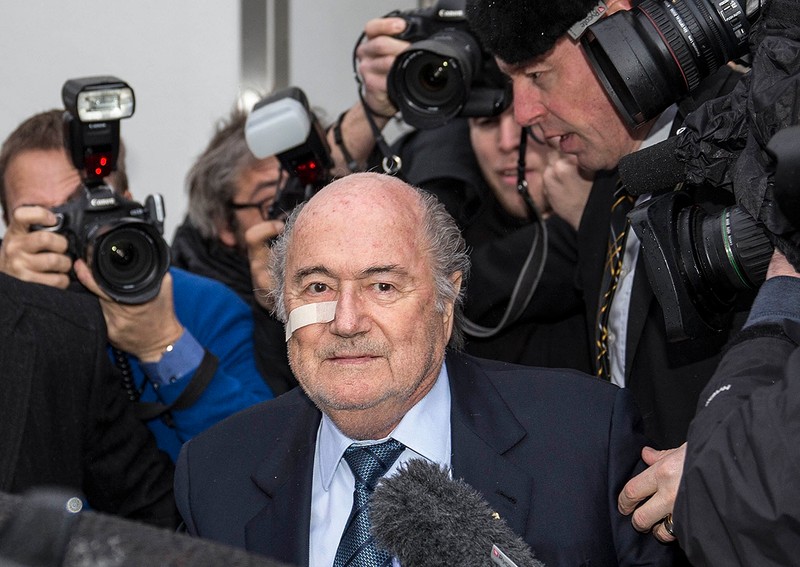 Joseph „Sepp” Blatter sosește la conferința de presă pentru a răspunde verdictului Comisiei de Etică FIFA, la fostul sediu al FIFA, Hotel Sonnenberg din Zürich, Elveția, 21 decembrie 2015. Foto: EPA