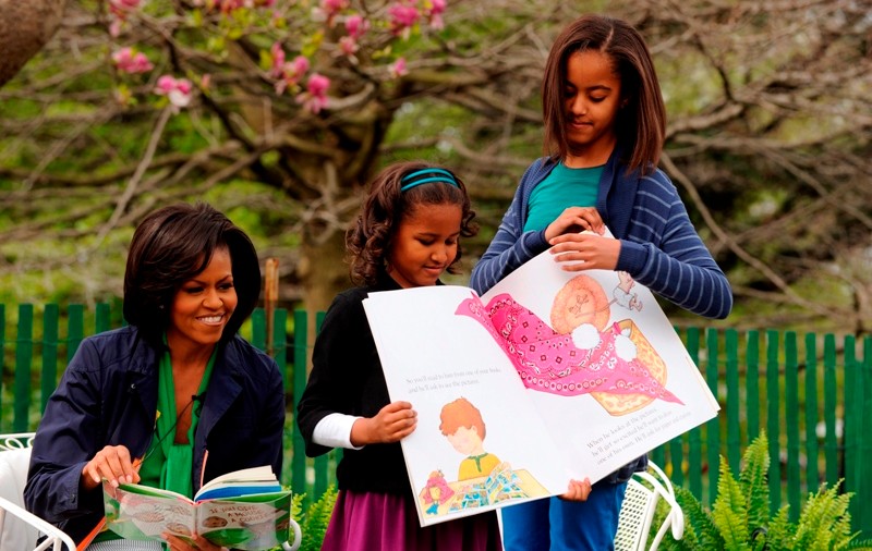 Michelle Obama şi fiicele, în vizită la Turnul Eiffel