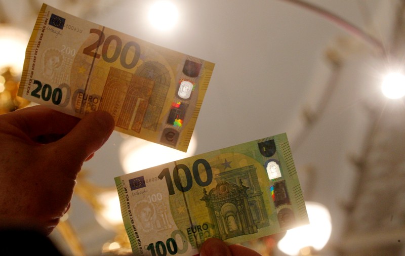 FOTO | Banca Centrală Europeană pune în circulaţie noile bancnote de 100 şi 200 de euro