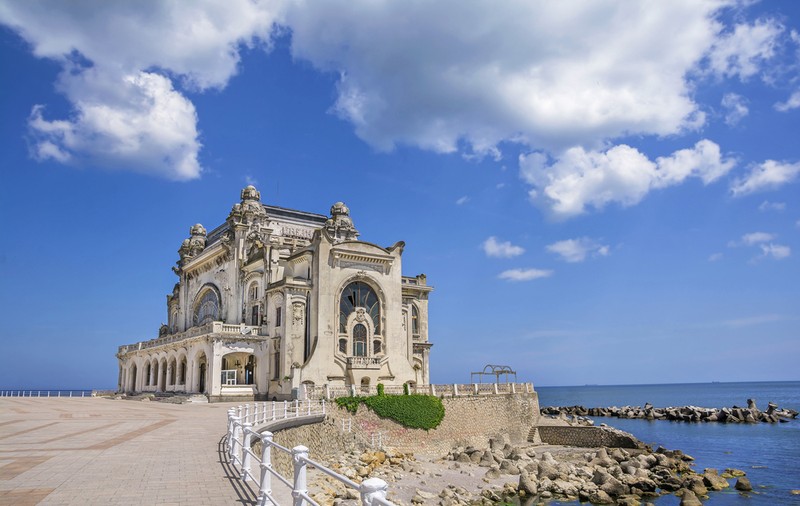 Joburi la mare, dar nu în stațiunile turistice. Care sunt variantele și cât se câștigă
