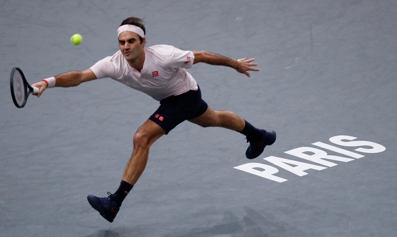 epa07139422 Roger Federer of Switzerland returns the ball to Novak Djokovic of Serbia during their semifinal match at the Rolex Paris Masters tennis tournament in Paris, France, 03 November 2018. EPA-EFE/CHRISTOPHE PETIT TESSON