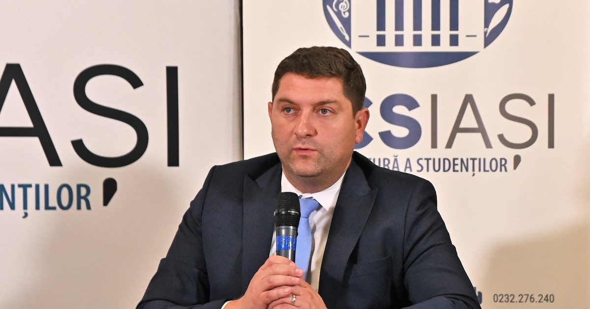 Bogdan Cojocaru surprins în timp ce ține în mâini un microfon, în timpul unui eveniment