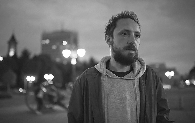 INTERVIU. Andrei Cozlac, artist vizual dublu premiat la UNITER: „Eu fac același lucru pe care-l făceam la grădiniță, doar că oamenii mă iau serios acum”