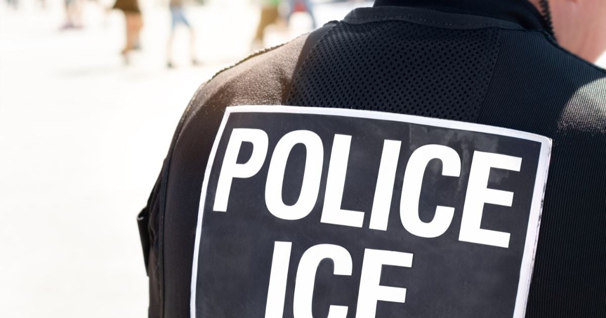 Ofițer al Serviciului de Imigrare și Control Vamal (ICE). Prim-plan al inscripției „POLICE ICE” de pe spatele vestei antiglonț purtate de un ofițer de poliție al Departamentului pentru Securitate Internă (DHS) la locul incidentului