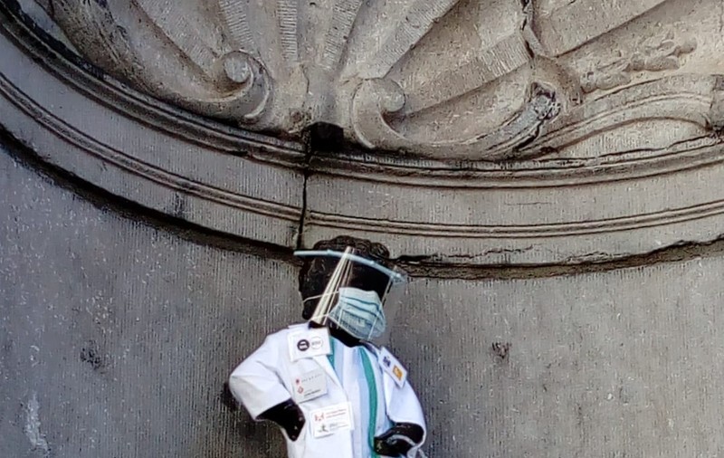 Faimoasa statuie Manneken Pis a fost îmbrăcată în medic, în semn de omagiu pe lucrătorii din sistemul sanitar din Belgia