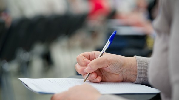 O femeie care susține un examen