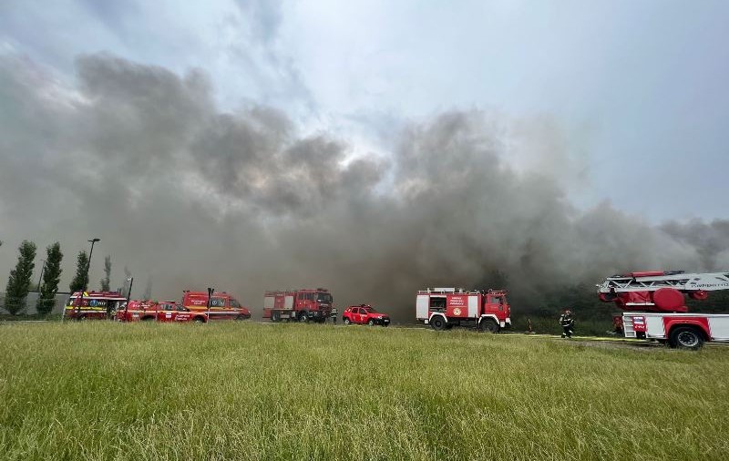 Incendiu la o hală de deșeuri din Sibiu. Mesaj Ro-Alert din cauza degajărilor mari de fum