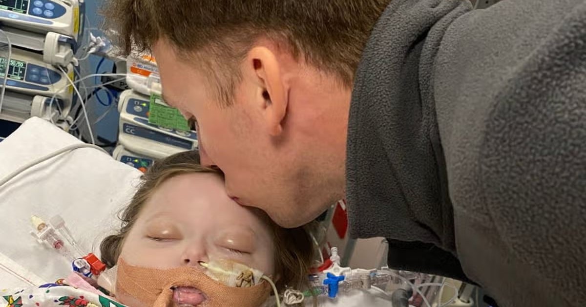 Rory Griffiths își sărută fiica aflată pe patul de spital.
