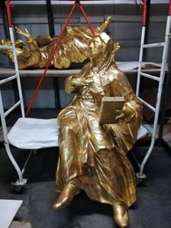 Una din sculpturile de la baza altarului