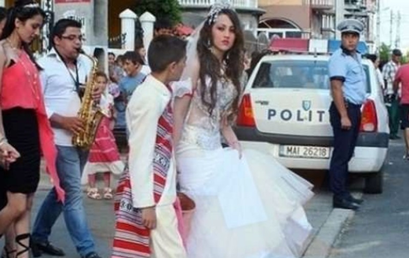 Stradă din Constanţa, blocată de o nuntă: cortul în stradă, scena pe trotuar! Au intervenit polițiștii și luptătorii SIAS