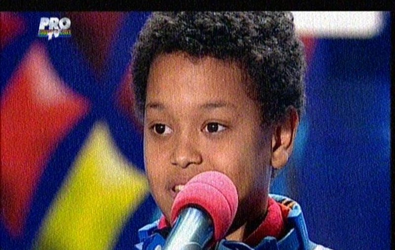 Un puști de 13 ani a fost aplaudat ca un adevărat star! A cântat melodia lui Adele și i-a lăsat pe toți mască!