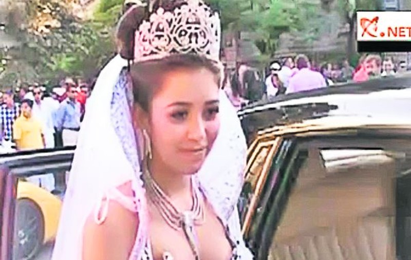 O mireasă de etnie rromă a purtat rochie de 10.000 de euro creată de Botezatu