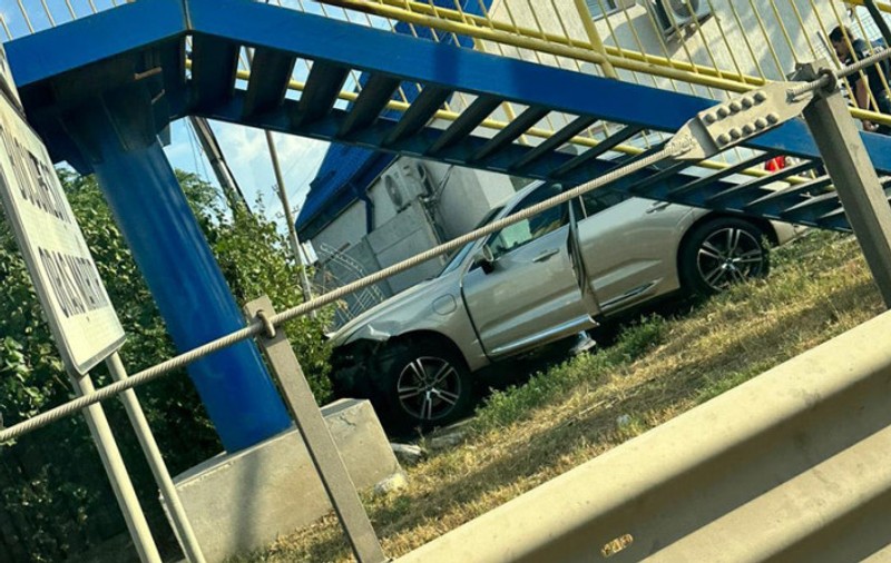 Un tânăr de 22 de ani, beat, drogat și fără permis, a produs un accident în Ilfov, după ce a furat mașina unui prieten