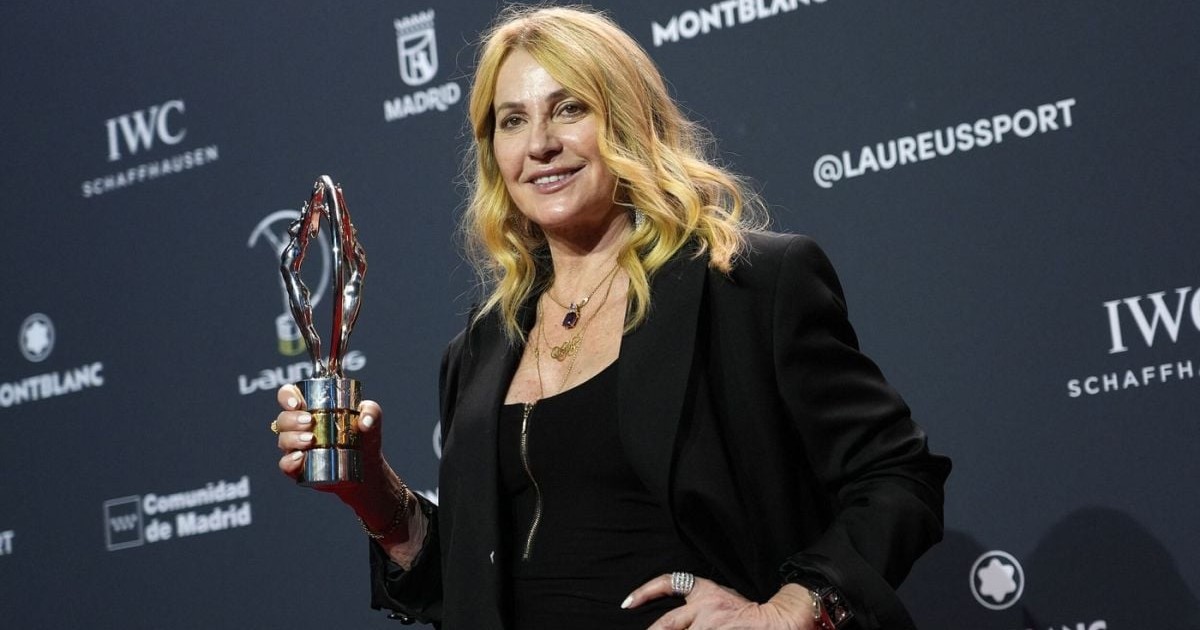 Nadia Comăneci primește premiul pentru întreaga carieră, la 50 de ani de la primul scor Perfect 10 din istoria Jocurilor Olimpice, în cadrul Premiilor Laureus World Sport Awards, 20 aprilie 2026.