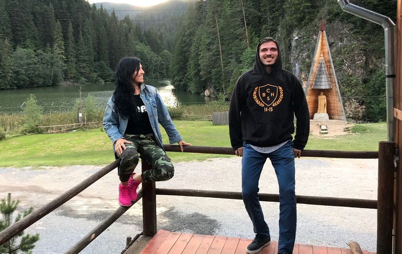 Cum arată fiul antrenoarei Kinga Sebestyen. Alex are 22 de ani și a petrecut patru luni în România împreună cu mama lui