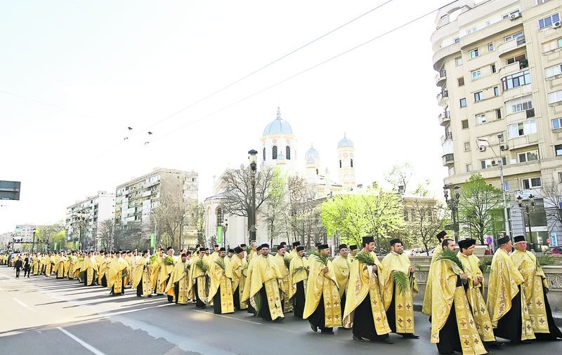 Sute de preoţi au ieşit pe stradă