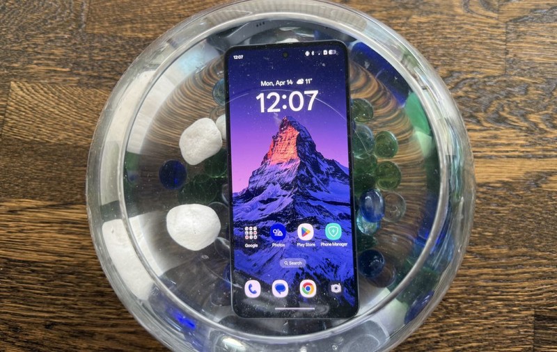 OPPO Reno13 F 5G review: telefon mid-range rezistent cu ecran foarte bun și baterie peste medie