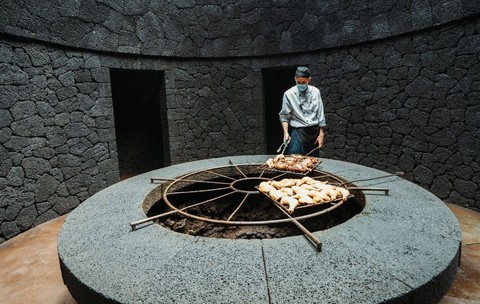 Parcul Național Timanfaya, Spania –  Un bucătar pregătește pui la grătar pe căldura vulcanică în restaurantul El Diablo