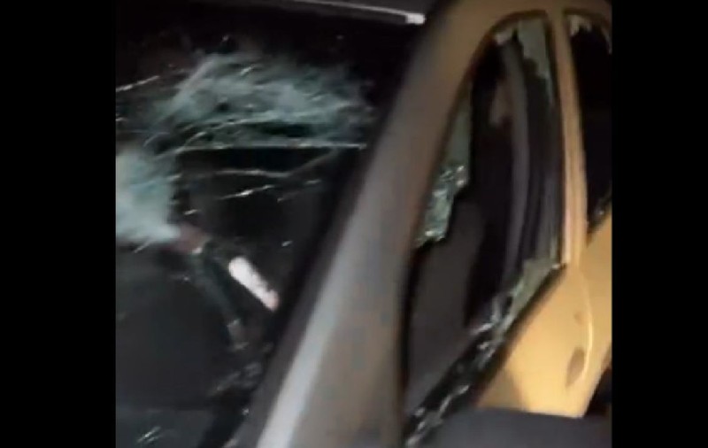 Mașină blocată în trafic și distrusă, pe un drum din Prahova: „Au dat cu țevi de fier” | VIDEO