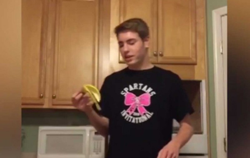 VIDEO / Poți aluneca pe o coajă de banană? Ei au acceptat provocarea și au devenit celebri pe internet