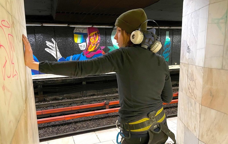 Stația de metrou de la Piața Romană a fost transformată de mai mulți tineri artiști într-o galerie subterană