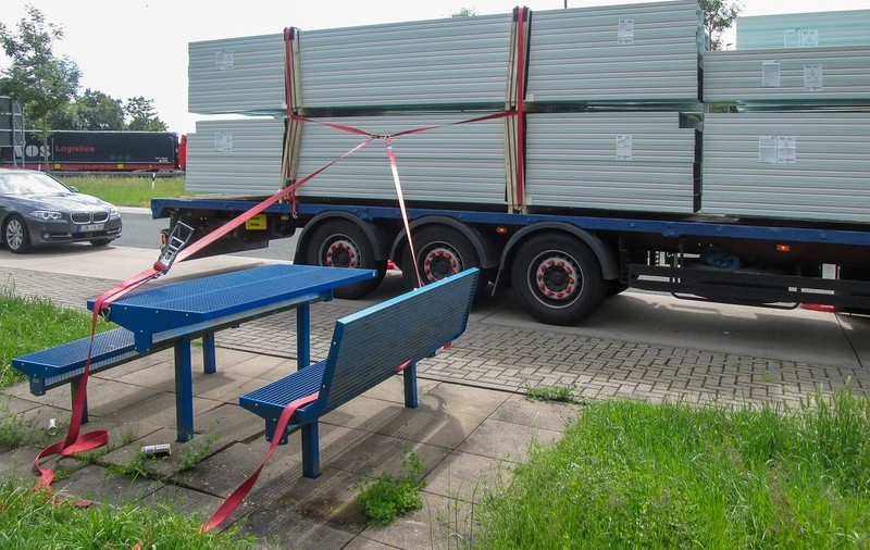 Șofer român de TIR, găsit de polițiști cu camionul legat de o masă din parcare, în Germania