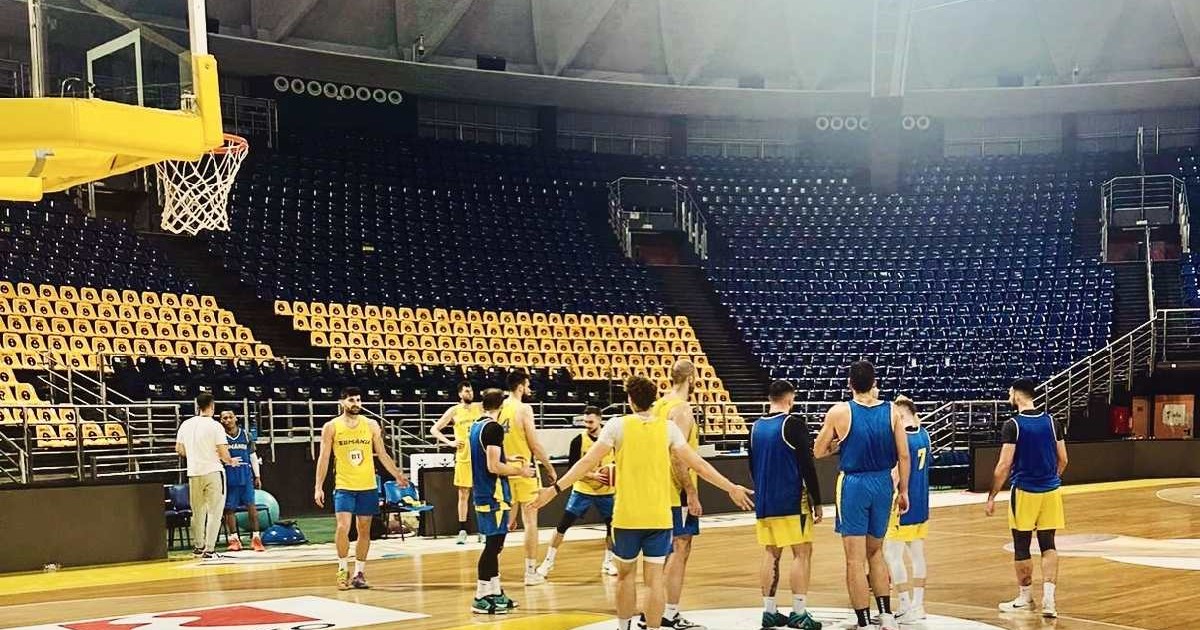 Mai mulți jucători ai echipei naționale de baschet a României