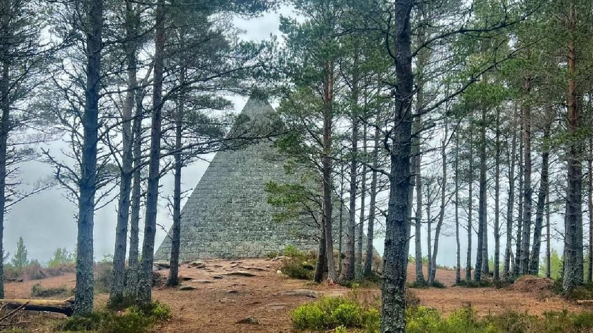 Una dintre piramidele de pe domeniul Balmoral al familiei regale din Scoția