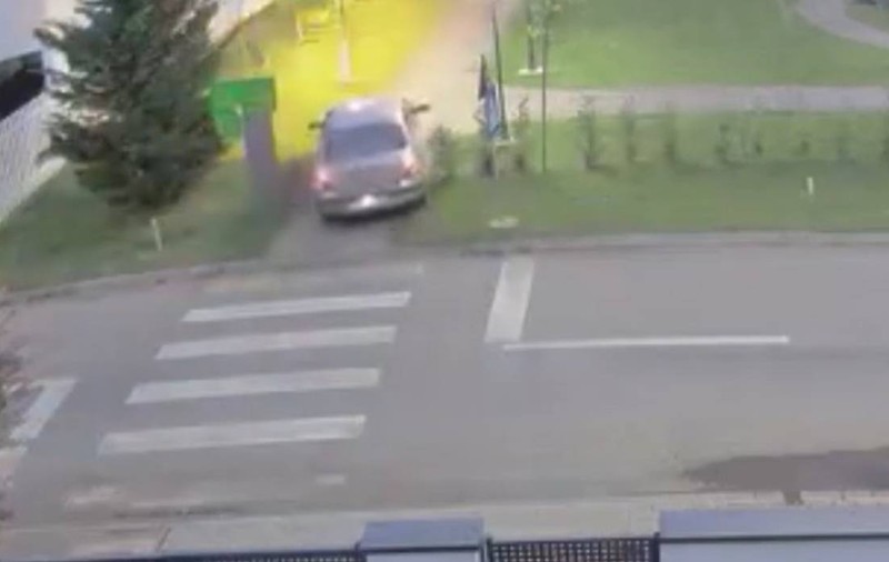 Un șofer a intrat cu mașina pe aleea pietonală dintr-un parc din Timiș urmărind bicicliștii. Poliția l-a identificat și sancționat