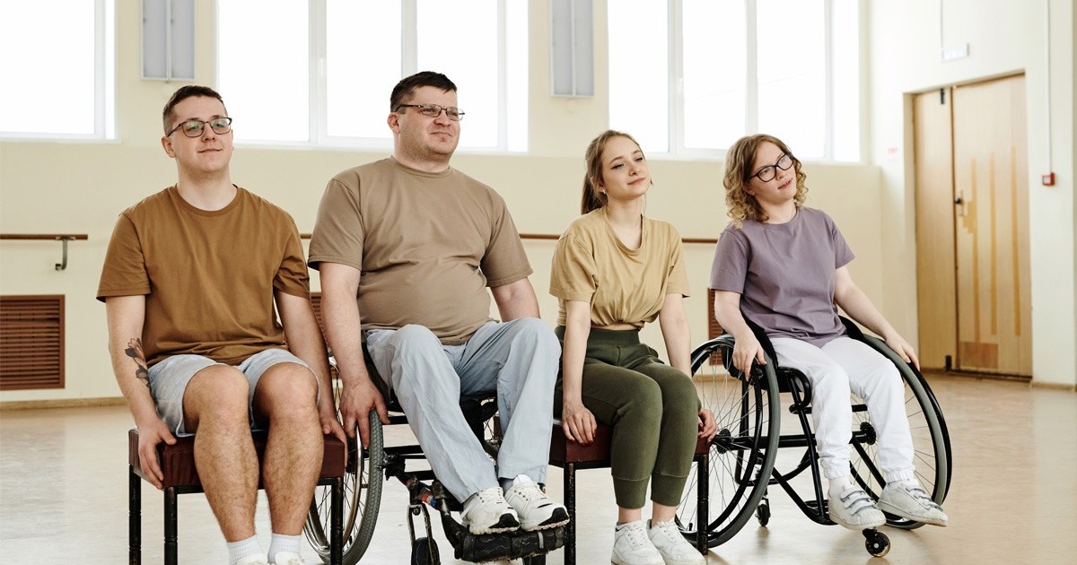 Într-o încaprere 4 tineri, femei si bărbati în carucioare cu rotile. SLA, afecțiune mortală dovedită doar cu analize de mii de lei. Medic neurolog, despre absurdul birocratic legat de dizabilitățile SLA. Foto Envato