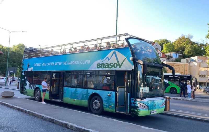 Veste bună pentru turiștii din Brașov: autobuzul supraetajat circulă din nou