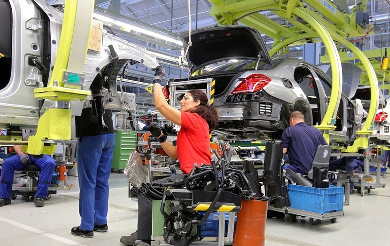 Un muncitor din uzinele germane Mercedes este remunerat în medie cu 22,95 euro pe oră brut, tarifele variind între 20,51 euro și 26,13 euro în funcție de calificare. Foto: Getty Images