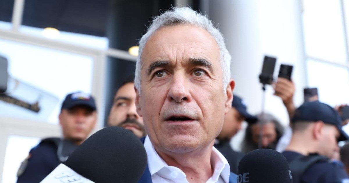Călin Georgescu, la Înalta Curte de Casație și Justiție a României, cu microfoane în față, pe 5 august 2026