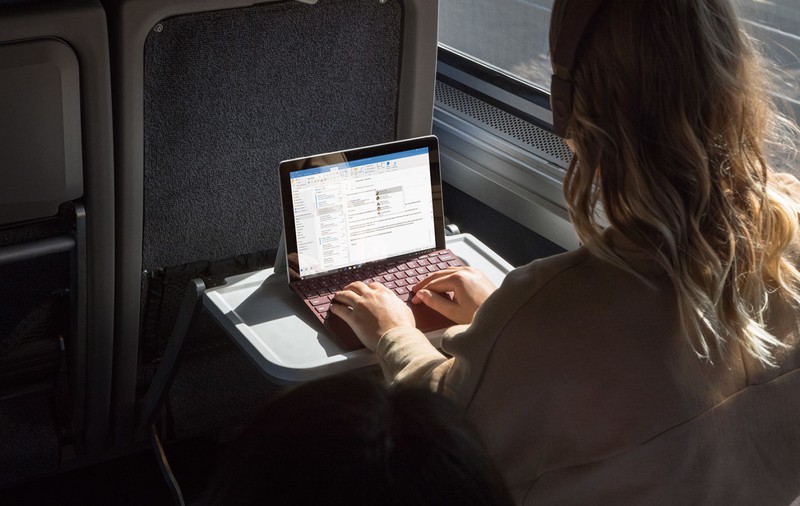 VIDEO | Microsoft lansează tableta Surface Go în lupta cu iPad