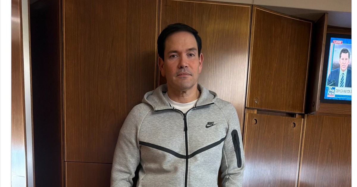 Marco Rubio, îmbrăcat la bordul Air Force One într-un trening identic cu cel purtat de Nicolas Maduro în momentul capturării sale de un comando american Captură X @StevenCheung47