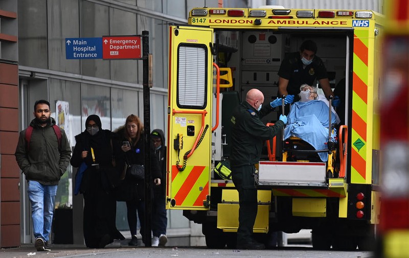 Varianta Omicron lasă spitalele din Londra fără medici: Armata, mobilizată să ajute