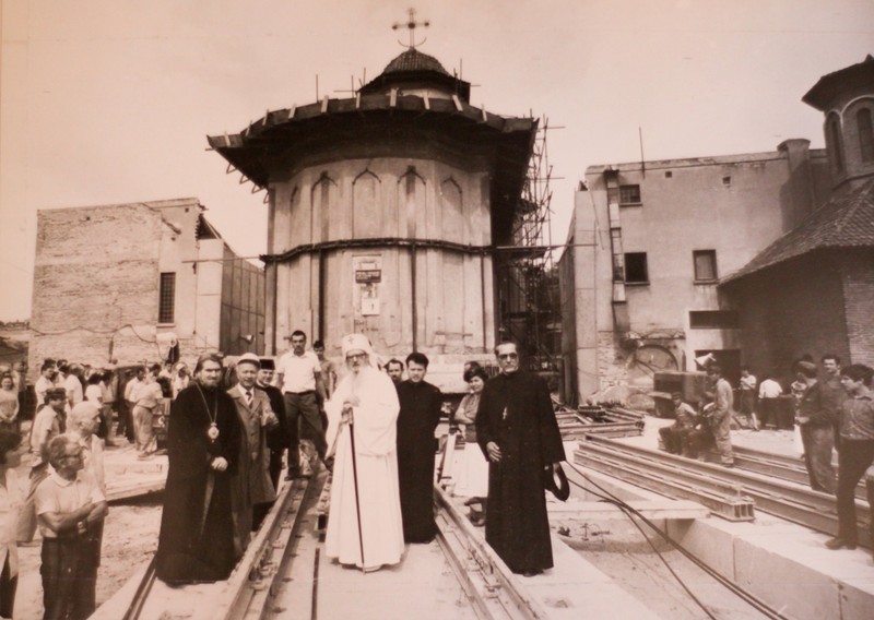 Eugeniu Iordachescu, al doilea din stânga, în fața bisericii Schitul Maicilor FOTO Arhivă personală