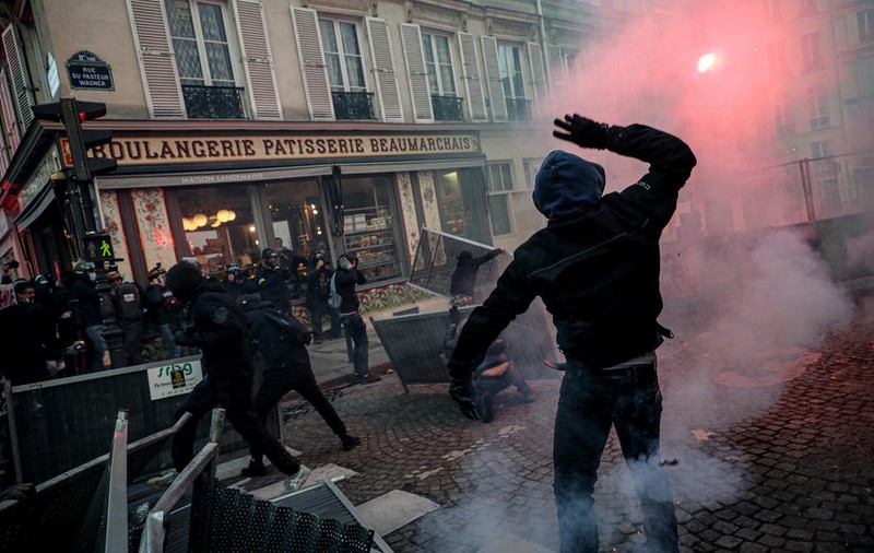 Articolul de lege din Franța care interzice difuzarea de imagini cu polițiști, rescris după protestele din weekend