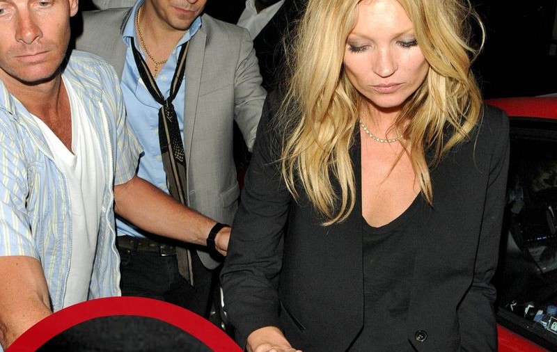 Kate Moss, ciufulită şi cu fermoarul descheiat la pantaloni | FOTO