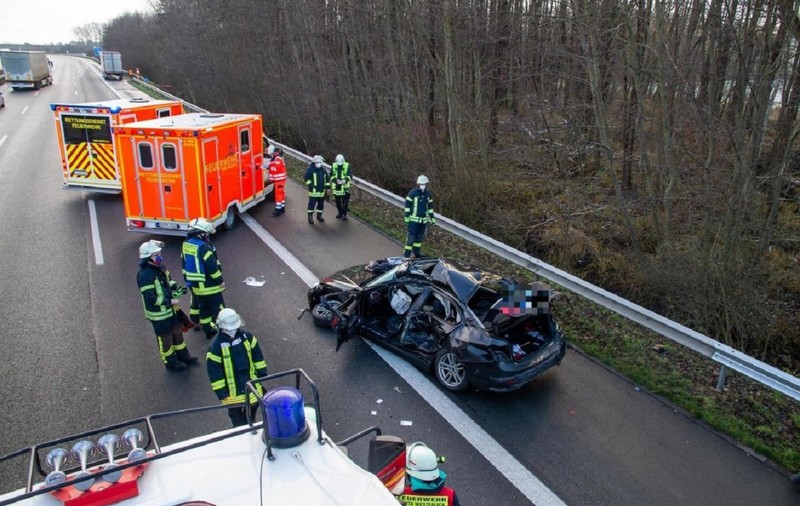 Șofer român de TIR îngrozit când a reușit să oprească și a văzut un BMW înfipt sub semiremorca lui, în Germania