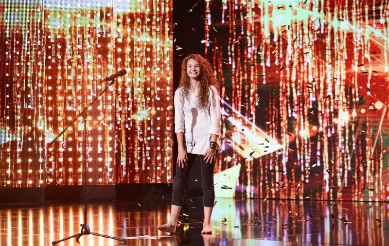 Alla a primit al cincilea Golden Buzz la Românii au talent, sezonul 8. A impresionat cu un dans contemporan de excepție
