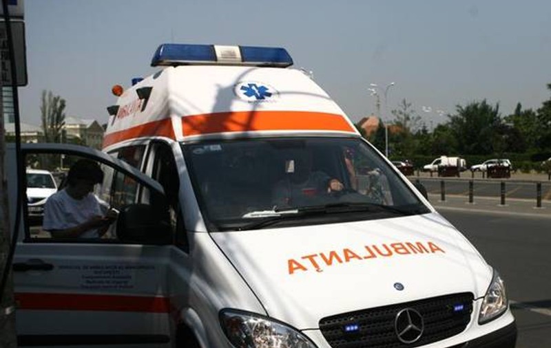 Elev transportat la spital, după ce a fost surprins beat în timpul orelor