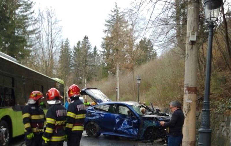 Un rănit a fost dus la spital la Ploiești, după un accident în Sinaia între o mașină și un autobuz