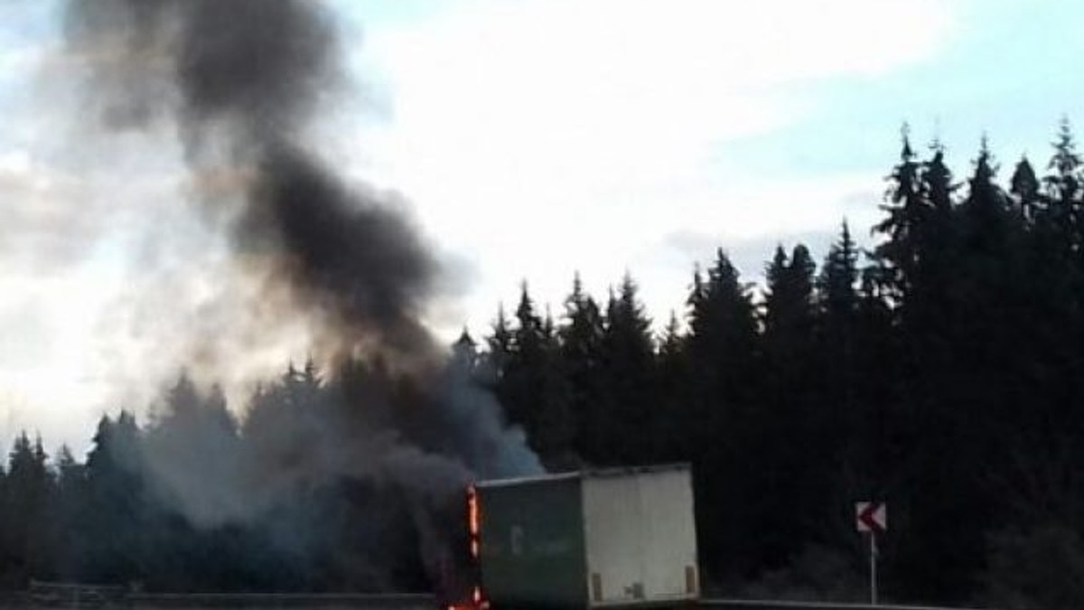 Camionul cu azotat de amoniu care a luat foc în Pasul Tihuța. Cantitatea de 22 de azotat de amoniu era transportată legal