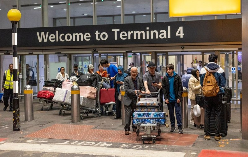 Un terminal al aeroportului londonez Heathrow a fost evacuat și ulterior închis din cauza unui „posibil incident cu materiale periculoase” 