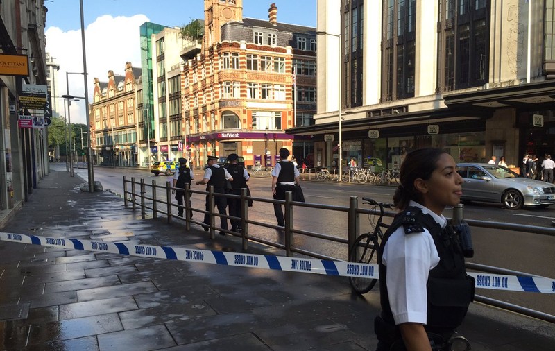 Un stadion a fost evacuat în Londra. Meciul a fost întrerupt, după ce o săgeată a căzut la câțiva metri de jucători